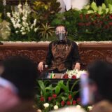 JOkowi, Masker Jokowi, Ajakan Bermasker, Makna Foto Jokowi Bermasker, Foto Jokowi Masker, Masker Wajib, Media PVK, Pariwisata Indonesia, Umi Kalsum, Presiden Joko Widodo, Jokowi, Berita Istana 2020, Wartawan IStana
