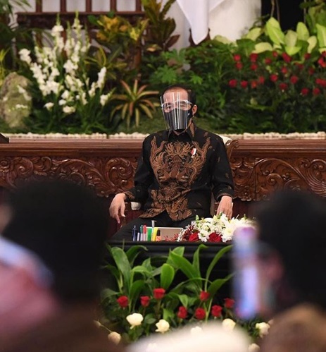 JOkowi, Masker Jokowi, Ajakan Bermasker, Makna Foto Jokowi Bermasker, Foto Jokowi Masker, Masker Wajib, Media PVK, Pariwisata Indonesia, Umi Kalsum, Presiden Joko Widodo, Jokowi, Berita Istana 2020, Wartawan IStana