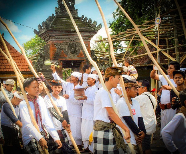 Bali, Hari Raya Kuningan, Pariwisata Indonesia, Pura Dalem Munggu, Tradisi Mekotek, Tradisi Unik, wisata bali, wisata budaya, Indonesia Tourism, Pariwisata di Indonesia, Situs Pariwisata Indonesia Terfavorit, Berita Pariwisata, Explore Budaya Nusantara, Rekomendasi Tempat Pariwisata, Indonesia, berita wisata, Media PVK