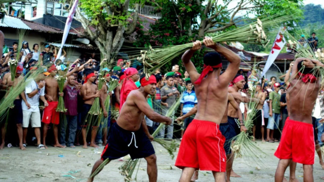 Pariwisata Indonesia, situs pariwisata indonesia official, pariwisata indonesia official, Atraksi Pukul Sapu Lidi, Budaya Maluku, Morela, Negeri Adat Morela, Pukul Sapu, Tradisi Unik dari Maluku Tengah, wisata budaya, wisata sejarah, Pariwisata, Website Pariwisata Indonesia, Website Pariwisata Indonesia Official, Pariwisata Indonesia Bangkit, Media Pariwisata Indonesia Official, Indonesia Tourism, Media PVK, Umi Kalsum Founder PVK