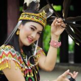 Gadis Dayak, Pariwisata Indonesia, Media Pvk, gadis kalimantan, pakaian adat kalimantan, umi kalsum