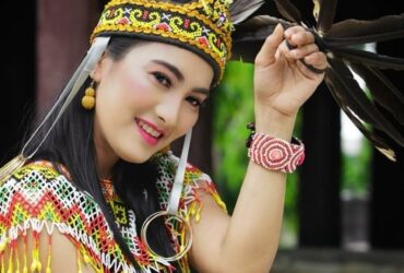 Gadis Dayak, Pariwisata Indonesia, Media Pvk, gadis kalimantan, pakaian adat kalimantan, umi kalsum