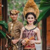 Baju Adat Bali, Baju Tradisional Adat Bali, Busana Bali, Baju Kebaya Bali, Busana Adat Gadis Bali, Pakaian Adat Bali, Pakain Adat Wanita Khas Bali, Gadis Bali, Baju Tradisional Bali, Baju Bali, Tradisional Kebudayaan Bali, Pariwisata Indonesia, Media PVK, Umi Kalsum, Indonesia Traveller, Website Pariwisata Terpercaya, Media Pariwisata, Situs Pariwisata Terfavorit Indonesia, Pariwisata, Indonesia Tourism