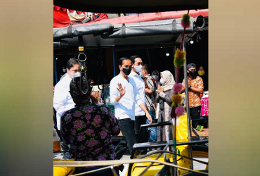 Joko Widodo, Umi Kalsum Founder dan CEO Media PVK Group,Berita Kemensetneg,Jokowi Sapa Masyarakat di Kawasan Malioboro,Media PVK Group,Media PVK Group dengan 10 Situs Pariwisata dan E Magazine,Media Resmi Pariwisata Indonesia,Pariwisata Indonesia,Presiden Joko Widodo,Program Bantuan Tunai Bagi PKL dan Pelaku Usaha Warung-warung Kecil Digelontorkan dan Resmi Brlaku se Indonesia Dimulai dari Malioboro,Website Resmi Pariwisata Indonesia