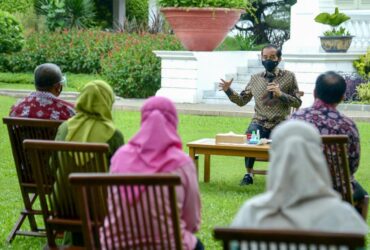 Presiden Jokowi, Berita Presiden Joko Widodo, berita pariwisata, warta wisata, situs pariwisata, website pariwisata, pariwisata indonesia, website pariwisata indonesia terfavorit tahun 2020, media online pariwisata indonesia terfavorit 2020, berita presiden jokowi terkini, Presiden Serahkan Bantuan Modal Kerja untuk Pelaku UMKM