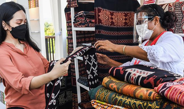 Umi Kalsum Founder dan CEO PVK Group,GERAKAN NASIONAL BANGGA BUATAN INDONESIA, KETUA PANITIA PELAKSANA ROAD TO KILAU DIGITAL PERMATA FLOBAMORA PHILIP GOBANG,KILAU DIGITAL FLOBAMORA,MEDIA ONLINE PARIWISATA INDONESIA TERFAVORIT 2020,MEDIA PARIWISATA INDONESIA OFFICIAL,MEDIA PVK GROUP DENGAN 10 SITUS PARIWISATA DAN E MAGAZINE,MEDIA RESMI PARIWISATA INDONESIA, PARIWISATA INDONESIA,WAJAH ANYAR UMKM DALAM BALUTAN PLATFORM DIGITAL,WEBSITE PARIWISATA INDONESIA,WEBSITE RESMI PARIWISATA INDONESIA