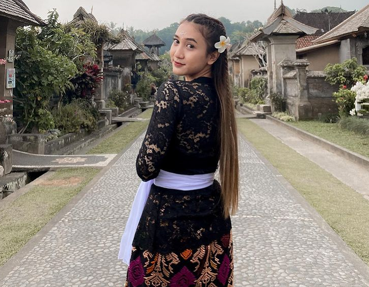Umi Kalsum Founder dan CEO PVK Group,ARTI DESA PENGLIPURAN,BALI DIANUGERAHI PENGHARGAAN DESTINASI WISATA TERFAVORIT DUNIA NOMOR SATU VERSI PEMBACA MEDIA PVK GROUP DI TAHUN 2020,DESA PENGLIPURAN,DESA PENGLIPURAN SEBAGAI TRADISIONAL BALINESE VILLAGE,MEDIA ONLINE PARIWISATA INDONESIA TERFAVORIT 2020,MEDIA PVK GROUP,MEDIA PVK GROUP DENGAN 10 SITUS PARIWISATA DAN E MAGAZINE,PARIWISATA INDONESIA