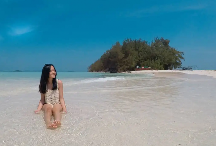 PariwisataIndonesia, Foto-Salah satu spot wisata pantai menunjukkan indahnya pesona Pulau Karimunjawa