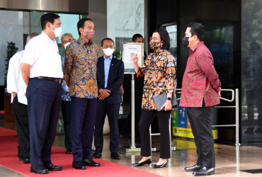 Pariwisata Indonesia, Berita Pariwisata, Artikel Pariwisata Indonesia, Jokowi Tunjukkan Kesuksesan, Menko Marves Luhut Binsar Pandjaitan, Menteri BUMN Erick Thohir, Menteri Keuangan Sri Mulyani Indrawati, Menteri PUPR Basuki Hadimuljono, Menteri Bahlil Lahadalia, Direktur Utama Waskita Karya Destiawan Soewardjono, Direktur Utama Hutama Karya Budi Harto, dan Direktur Utama Waskita Toll Road Septiawan Andri Purwanto, Media PVK Grup, PT Prima Visi Kreasindo, Di Bawah Pemerintahan Jokowi pembangunan jalan tol di Indonesia selama 40 tahun terakhir meningkat signifikan