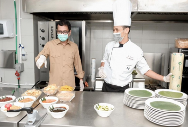 Pariwisata-Indonesia, Berita-Pariwisata-Indonesia, Menteri Wishnutama dan Wamen Angela meninjau salah satu hotel yang disiapkan untuk tenaga kesehatan yang berjuang di garda terdepan dalam penanganan wabah COVID-19, Hotel Novotel Cikini, Media Online Pariwisata Indonesia, Artikel Pariwisata Indonesia, Situs Online Pariwisata Indonesia, Media PVK Group, PT Prima Visi Kreasindo, Wishnutama-Angela Finalisasi Persiapan Ruang Isolasi di Hotel Ini