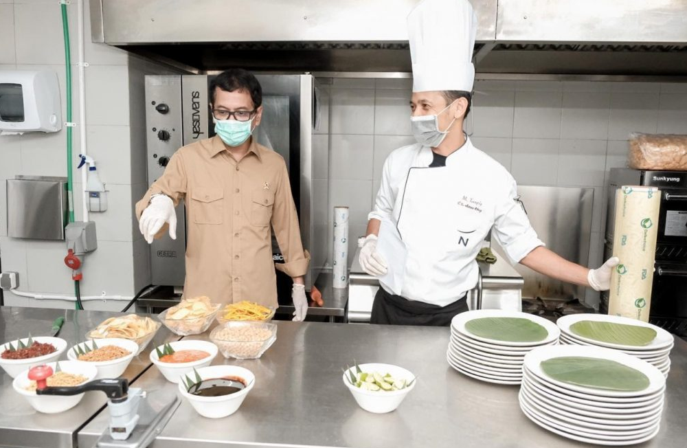 Pariwisata-Indonesia, Berita-Pariwisata-Indonesia, Menteri Wishnutama dan Wamen Angela meninjau salah satu hotel yang disiapkan untuk tenaga kesehatan yang berjuang di garda terdepan dalam penanganan wabah COVID-19, Hotel Novotel Cikini, Media Online Pariwisata Indonesia, Artikel Pariwisata Indonesia, Situs Online Pariwisata Indonesia, Media PVK Group, PT Prima Visi Kreasindo, Wishnutama-Angela Finalisasi Persiapan Ruang Isolasi di Hotel Ini