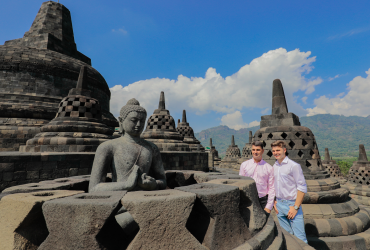 Pariwisata Indonesia, Artikel Pariwisata Hari Ini, Perkembangan Pariwisata 2022, Kondisi Pariwisata Saat Ini, Pariwisata Hari Ini, Direktur Utama Taman Wisata Candi Borobudur Prambanan dan Ratu Boko Edy Setijono, TWC Borobudur, Harga Tiket Masuk Borobudur Rp750 Ribu untuk Naik Candi Tapi Tarif Sampai di Pelataran Tetap Rp50 Ribu, tiket seharga Rp750 ribu per orang diperuntukkan bagi turis lokal hanya untuk menaiki Candi Borobudur, PT Taman Wisata Candi atau TWC Borobudu, Berita Candi Borobudur, Media PVK Group, PT Prima Visi Kreasindo, Duta Besar Austria Johannes Peterlik bersama anaknya bernama Lucas melakukan kunjungan pribadi ke Candi Borobudur