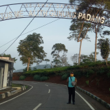 Pariwisata-Indonesia, Pariwisata-Indonesia-Foto-Gerbang pertama saat memasuki ke kawasan Wisata Gunung Padang