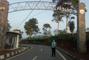 Pariwisata-Indonesia, Pariwisata-Indonesia-Foto-Gerbang pertama saat memasuki ke kawasan Wisata Gunung Padang