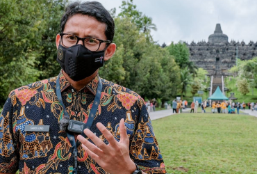 Pariwisata Indonesia, Artikel Pariwisata Hari Ini, Perkembangan Pariwisata 2022, Kondisi Pariwisata Saat Ini, Pariwisata Hari Ini, Menteri Koordinator bidang Maritim dan Investasi Luhut Binsar Pandjaitan kembali jadi sorotan publik, Harga Tiket Masuk Borobudur Rp750 Ribu untuk Naik Candi Tapi Tarif Sampai di Pelataran Tetap Rp50 Ribu, Tiket seharga Rp750 ribu per orang diperuntukkan bagi turis lokal hanya untuk menaiki Candi Borobudur belum diputuskan, Berita Candi Borobudur, Media PVK Group, PT Prima Visi Kreasindo, Candi Borobudur cagar budaya Indonesia yang ditetapkan sebagai situs Warisan Budaya Dunia oleh UNESCO, Indonesia sebagai bangsa yang kaya dengan budaya tentu tidak mau dianggap tidak bisa menjaga kelestarian warisan budaya kita sendiri, Menteri Koordinator Bidang Kemaritiman dan Investasi Luhut Binsar Pandjaitan mengatakan pihaknya membuka peluang mengkaji kembali tarif Rp750 ribu bagi turis domestik untuk naik hingga ke area stupa Candi Borobudur, Pariwisata Paling Top di Jawa Tengah, Rekomendasi Pariwisata Terbaik di Jawa Tengah, Wisata Sejarah, Wisata Ziarah, Menko Luhut untuk sampaikan tujuan konservasi Candi Borobudur demi menjaga kelestarian kekayaan sejarah dan budaya nusantara, Faktor konservasi menjadi fokus utama dengan mempertimbangkan carrying capacity sehingga tidak merusak kondisi Candi Borobudur, PT Taman Wisata Candi Borobudur Prambanan dan Ratu Boko atau TWC Borobudur, Harga Tiket Masuk Candi Borobudur Turis Domestik Naik Jadi Rp 750 Ribu, Menko Luhut Sebut Pengunjung Candi Borobudur Akan Dibatasi Jadi 1200 Orang Per Hari, Pelajar Diberikan Akses Khusus Naik ke Atas Candi Cukup Bayar Rp 5000 Ini Syaratnya, Direktur Utama Taman Wisata Candi Borobudur Prambanan dan Ratu Boko Persero Edy Setijono, Menteri Pariwisata dan Ekonomi Kreatif Sandiaga Uno, Semua Pihak Jaga Kelestarian Candi Borobudur, Redamkan Polemik Pengunjung Dibatasi Harga Tiket Dinaikkan Berlipat-lipat Menteri Sandiaga Uno Sampaikan ini, Sandiaga Uno Berusaha Redamkan Polemik atas Kuota Pengunjung Candi Borobudur Dibatasi dan Harga Tiket yang Meroket sampaikan pesan ini, Sandiaga Ajak Semua Pihak Jaga Kelestarian Candi Borobudur Bilang Begini, Sandiaga Uno Candi Borobudur, Kedepankan Bijak Bersikap agar Candi Borobudur Berdiri Kokoh Sepanjang Masa Jaga Kelestarian Sandiaga Uno Sampaikan Pesan Ini, Mari Mengenal Sejarah Bangsa, Pembatasan Kuota Pengunjung Candi Borobudur