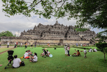 Pariwisata Indonesia, Artikel Pariwisata Hari Ini, Perkembangan Pariwisata 2022, Kondisi Pariwisata Saat Ini, Pariwisata Hari Ini, Menteri Koordinator bidang Maritim dan Investasi Luhut Binsar Pandjaitan kembali jadi sorotan publik, Harga Tiket Masuk Borobudur Rp750 Ribu untuk Naik Candi Tapi Tarif Sampai di Pelataran Tetap Rp50 Ribu, tiket seharga Rp750 ribu per orang diperuntukkan bagi turis lokal hanya untuk menaiki Candi Borobudur, Berita Candi Borobudur, Media PVK Group, PT Prima Visi Kreasindo, Candi Borobudur itu kan cagar budaya Indonesia yang ditetapkan sebagai situs Warisan Budaya Dunia oleh UNESCO, Indonesia sebagai bangsa yang kaya dengan budaya tentu tidak mau dianggap tidak bisa menjaga kelestarian warisan budaya kita sendiri, Menteri Koordinator Bidang Kemaritiman dan Investasi Luhut Binsar Pandjaitan mengatakan pihaknya membuka peluang mengkaji kembali tarif Rp750 ribu bagi turis domestik untuk naik hingga ke area stupa Candi Borobudur, Pariwisata Paling Top di Jawa Tengah, Rekomendasi Pariwisata Terbaik di Jawa Tengah, Wisata Sejarah, Wisata Ziarah, Pengurangan pengunjung atas inisiasi Menko Luhut untuk tujuan konservasi Candi Borobudur demi menjaga kelestarian kekayaan sejarah dan budaya nusantara, Direktur Utama PT Aviasi Pariwisata Indonesia Persero atau InJourney Dony Iskaria, Faktor konservasi menjadi fokus utama dengan mempertimbangkan carrying capacity sehingga tidak merusak kondisi Candi Borobudur, PT Taman Wisata Candi Borobudur Prambanan dan Ratu Boko atau TWC Borobudur, Harga Tiket Masuk Candi Borobudur Turis Domestik Naik Jadi Rp 750 Ribu