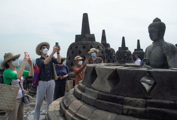 Pariwisata Indonesia, Artikel Pariwisata Hari Ini, Perkembangan Pariwisata 2022, Kondisi Pariwisata Saat Ini, Pariwisata Hari Ini, Menteri Koordinator bidang Maritim dan Investasi Luhut Binsar Pandjaitan kembali jadi sorotan publik, Harga Tiket Masuk Borobudur Rp750 Ribu untuk Naik Candi Tapi Tarif Sampai di Pelataran Tetap Rp50 Ribu, tiket seharga Rp750 ribu per orang diperuntukkan bagi turis lokal hanya untuk menaiki Candi Borobudur, Berita Candi Borobudur, Media PVK Group, PT Prima Visi Kreasindo, Candi Borobudur cagar budaya Indonesia yang ditetapkan sebagai situs Warisan Budaya Dunia oleh UNESCO, Indonesia sebagai bangsa yang kaya dengan budaya tentu tidak mau dianggap tidak bisa menjaga kelestarian warisan budaya kita sendiri, Menteri Koordinator Bidang Kemaritiman dan Investasi Luhut Binsar Pandjaitan mengatakan pihaknya membuka peluang mengkaji kembali tarif Rp750 ribu bagi turis domestik untuk naik hingga ke area stupa Candi Borobudur, Pariwisata Paling Top di Jawa Tengah, Rekomendasi Pariwisata Terbaik di Jawa Tengah, Wisata Sejarah, Wisata Ziarah, Pengurangan pengunjung atas inisiasi Menko Luhut untuk tujuan konservasi Candi Borobudur demi menjaga kelestarian kekayaan sejarah dan budaya nusantara, Faktor konservasi menjadi fokus utama dengan mempertimbangkan carrying capacity sehingga tidak merusak kondisi Candi Borobudur, PT Taman Wisata Candi Borobudur Prambanan dan Ratu Boko atau TWC Borobudur, Harga Tiket Masuk Candi Borobudur Turis Domestik Naik Jadi Rp 750 Ribu, Menko Luhut Sebut Pengunjung Candi Borobudur Akan Dibatasi Jadi 1200 Orang Per Hari, Pelajar Diberikan Akses Khusus Naik ke Atas Candi Cukup Bayar Rp 5000 Ini Syaratnya, Direktur Utama Taman Wisata Candi Borobudur Prambanan dan Ratu Boko Persero Edy Setijono, ST Theresia Tourism High School, SDIT Al-Amin Kapuas, UU Kepariwisataan, Mengenal Sejarah Bangsa Jangan Dipersulit, Borobudur Menuju Turisme Berkualitas