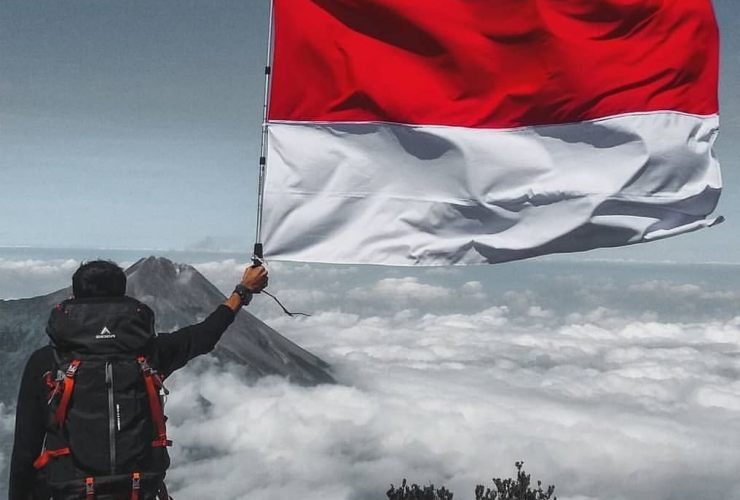 Pariwisata Indonesia, Pariwisata di Indonesia, Pariwisata Indonesia 2022, Berita Pariwisata Indonesia, Mengibarkan Sang Saka Merah Putih, 6 Rekomendasi Destinasi Pendakian Terfavorit saat HUT Kemerdekaan RI,Anak Gunung pasti paham banget mendaki gunung jadi salah satu aktivitas favorit untuk mengibarkan Bendera Merah Putih saat merayakan Hari Kemerdekaan Republik Indonesia,Gunung Jayawijaya, Berapa Ketinggian Gunung Jayawijaya, Ini Daya Tarik Gunung Jayawijaya,Gunung Rinjani, Berapa Ketinggian Gunung Rinjani, Ini Daya Tarik Gunung Rinjani,Gunung Bawakaraeng, Berapa Ketinggian Gunung Bawakaraeng, Ini Daya Tarik Gunung Bawakaraeng,Gunung Yuvai Semaring, Berapa Ketinggian Gunung Yuvai Semaring, Ini Daya Tarik Gunung Yuvai Semaring,Gunung Kerinci, Berapa Ketinggian Gunung Kerinci, Ini Daya Tarik Gunung Kerinci,Gunung Semeru, Berapa Ketinggian Gunung Semeru, Ini Daya Tarik Gunung Semeru,Media Pariwisata Indonesia, Situs Online Pariwisata Indonesia, Media Online Pariwisata Indonesia, Trippers, PT Prima Visi Kreasindo, Ini 6 Rekomendasi Destinasi Pendakian Terfavorit saat HUT Kemerdekaan RI