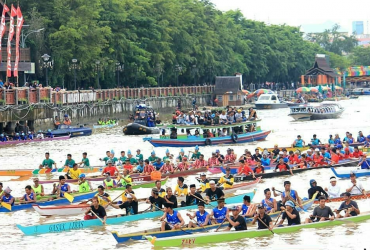 Pariwisata Indonesia, Pariwisata Indonesia 2022, Berita Pariwisata Indonesia, Artikel Pariwisata Indonesia, Dalam rangka Hari Ulang Tahun Republik Indonesia, Berkunjung ke Pulau Borneo, Wisata Terfavorit di Banjarmasin, Kalimantan Selatan terkenal sebagai Kota Seribu Sungai, Suku Banjar dari Kalimantan Selatan,Lomba Dayung Jukung, Apa itu jukung,Dengan kondisi geografis yang dikelilingi banyak sungai maka jukung emang jadi moda transportasi utama bagi masyarakat di masa itu,Jukung adalah perahu tradisional khas suku Banjar Kalimantan Selatan,Cara pembuatan jukung perahu tradisional khas suku Banjar Kalimantan Selatan,Berapa jumlah peserta yang naik di perahu dalam lomba dayung jukung ini,Media PVK Group,PT Prima Visi Kreasindo,Trippers,Media Online Pariwisata Indonesia,Situs Online Pariwisata Indonesia,Website Resmi Pariwisata Indonesia,Kapan lomba dayung jukung ini pertama kali diperkenalkan, Intip Cara pembuatan jukung