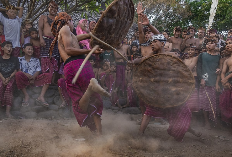 Presiden Joko Widodo, Pariwisata Indonesia, Budaya Nusantara, Peresean sebagai Warisan Budaya Indonesia, Pariwisata Indonesia 2022, Pariwisata Indonesia, Culture Indonesia, Peresean Suku Sasak Nusa Tenggara Barat, Peresean adalah kesenian tradisional masyarakat Suku Sasak yang mempertarungkan dua laki-laki atau pepadu dengan menggunakan senjata dari tongkat rotan dan perisai, Tradisi masyarakat Lombok, Peresean ditetapkan sebagai warisan budaya tak benda yang dimiliki bangsa Indonesia, Kapan peresean dipentaskan, peresean dipertunjukan dalam momen-momen tertentu seperti untuk memeriahkan Hari Kemerdekaan Indonesia, Peresean ditampilkan saat Hari Jadi Kota atau Kabupaten Nusa Tenggara Barat, Peresean ditampilkan sebagai pertunjukan menjelang Bulan Ramadhan, Media Pariwisata Indonesia, Situs Online Pariwisata Indonesia, Media Online Pariwisata Indonesia, Trippers, PT Prima Visi Kreasindo, Tradisi Peresean adalah kesenian tradisional masyarakat Suku Sasak yang mempertarungkan dua laki-laki atau pepadu dengan memakai senjata dari tongkat rotan dan perisai. Kesenian ini merupakan tradisi lama Suku Sasak di Pulau Lombok Provinsi Nusa Tenggara Barat yang masih ada hingga sekarang, Nita Simamora