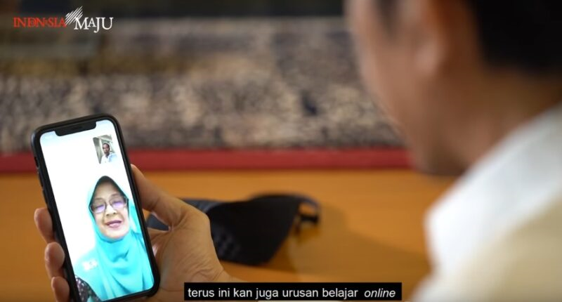 Pariwisata Indonesia, Berita Pariwisata Indonesia, Presiden Joko Widodo, Curhat Guru Padang kepada Jokowi, Sumatera Barat Dapat Perhatian Presiden, Guru Matematika di Sumatera Barat Curhat, Jaga Semangat Belajar dan Mengajar di Masa Pandemi,Jokowi Video Call dengan Guru Matematika,Kepedulian Presiden Jokowi kepada Sumatera Barat, Jokowi Video Call dengan Bu Rika,Jokowi Berpesan pada Guru Matematika, media pvk group, Umi Kalsum Founder dan CEO Media PVK Group, Rika Susi Waty