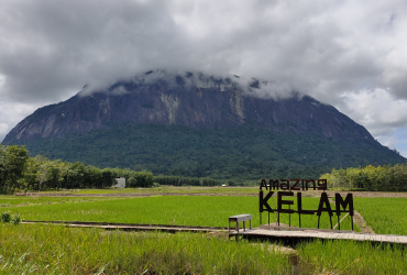Pariwisata Indonesia, Artikel Pariwisata Indonesia, Berlibur di Indonesia Aja, Panduan Pariwisata di Indonesia, Pariwisata Indonesia 2022, Foto Pendakian ke Gunung Kelam, Foto Bukit Kelam, Batu Daya di Kalimantan Barat, Umi Kalsum Founder dan CEO Media PVK Group, PT Prima Visi Kreasindo, Situs Pariwisata Indonesia, Media Online Pariwisata Indonesia, Mitos Bukit Kelam, Cerita di Balik Legenda Bukit Kelam, Anita Basudewi Simamora, Bukit Kelam termasuk dalam sepuluh monolit terbesar di dunia