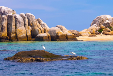 Pariwisata Indonesia, PariwisataIndonesia-Foto-Tour Hopping Islands Belitung, Liburan ke Negeri Laskar Pelang, Pariwisata Bangka Belitung, Pariwisata Indonesia, Pariwisata Indonesia 2022, Artikel Pariwisata Indonesia, Jelajah Pariwisata di Indonesia, Tour Hopping Islands di Negeri Laskar Pelangi, Pulau Lengkuas, Pulau Batu Berlayar, Pulau Batu Garuda, Pulau Lighthouse, Pulau Pasir, Telaga Bidadari di Belitung, #LiburandiIndonesiaAja, Tour Hopping Islands, Negeri Laskar Pelangi, Andrea Hirata, Andrea Hirata Seman Said Harun, Belitung ditetapkan sebagai Global Geopark UNESCO sejak 2021 silam, Provinsi Kepulauan Bangka Belitung terdiri dari dua pulau besar yaitu Pulau Bangka dan Belitung atau Belitong serta 468 pulau kecil lainnya Tapi hanya 50 pulau saja yang berpenghuni, Pantai Tanjung Kelayang, Media PVK Group, PT Prima Visi Kreasindo