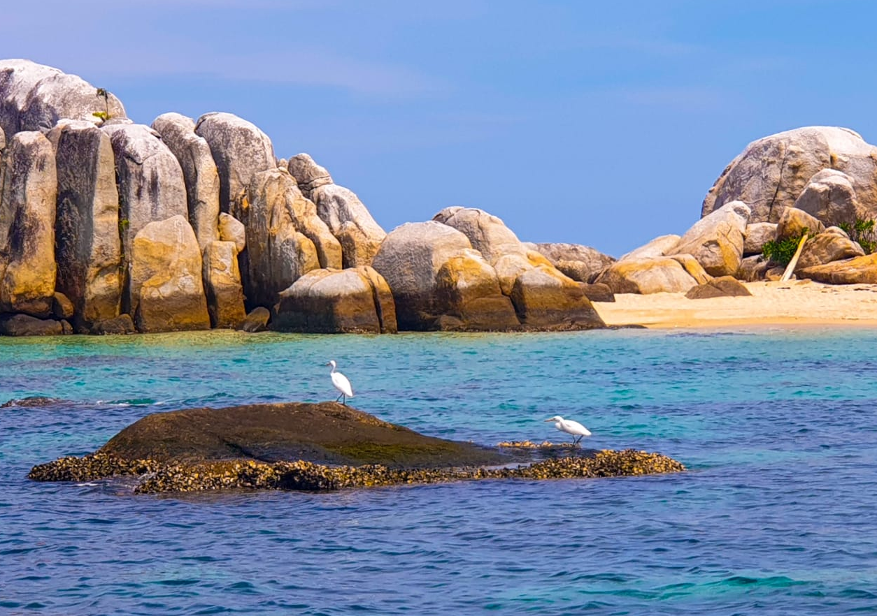 Pariwisata Indonesia, PariwisataIndonesia-Foto-Tour Hopping Islands Belitung, Liburan ke Negeri Laskar Pelang, Pariwisata Bangka Belitung, Pariwisata Indonesia, Pariwisata Indonesia 2022, Artikel Pariwisata Indonesia, Jelajah Pariwisata di Indonesia, Tour Hopping Islands di Negeri Laskar Pelangi, Pulau Lengkuas, Pulau Batu Berlayar, Pulau Batu Garuda, Pulau Lighthouse, Pulau Pasir, Telaga Bidadari di Belitung, #LiburandiIndonesiaAja, Tour Hopping Islands, Negeri Laskar Pelangi, Andrea Hirata, Andrea Hirata Seman Said Harun, Belitung ditetapkan sebagai Global Geopark UNESCO sejak 2021 silam, Provinsi Kepulauan Bangka Belitung terdiri dari dua pulau besar yaitu Pulau Bangka dan Belitung atau Belitong serta 468 pulau kecil lainnya Tapi hanya 50 pulau saja yang berpenghuni, Pantai Tanjung Kelayang, Media PVK Group, PT Prima Visi Kreasindo