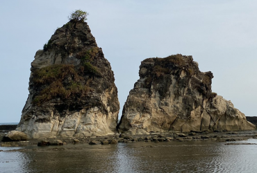 Pariwisata Indonesia, Media Online Pariwisata Indonesia, Situs Pariwisata Indonesia, Panduan Berwisata di Indonesia, Guide Pariwisata Indonesia, Pariwisata Indonesia 2022, Pariwisata Indonesia Official, Media PVK Group, PT Prima Visi Kreasindo,Umi Kalsum Founder dan CEO Media PVK Group, Objek Wisata Pantai di Banten, Menjejak Potongan Legenda Sangkuriang di Pantai Tanjung Layar, Pantai Tanjung Layar, Foto Tanjung Layar, Legenda di Balik Pantai Tanjung Layar, Keindahan Pantai Tanjung Layar, Desa Wisata Sarwana, Pariwisata di Banten, Berita Pariwisata Indonesia, Artikel Pariwisata Indonesia, Anita Basudewi Simamora, Pariwisata Indonesia Official, Cari Berita Pantai Indah di Banten, Deretan Pantai Populer di Banten, Keunikan Pantai Tanjung Layar, Pantai Tanjung Layar berbeda dari pantai-pantai di Indonesia adalah karena keberadaan batu kembarnya, Lokasi Pantai Tanjung Layar, Harga Tiket Masuk ke Pantai Tanjung Layar