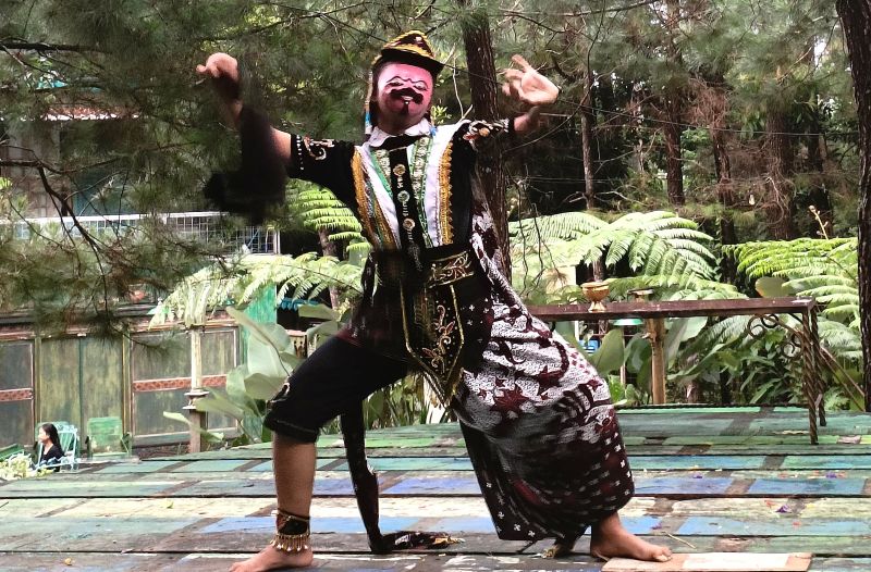 Kisah di Balik Tari Topeng Tumenggung