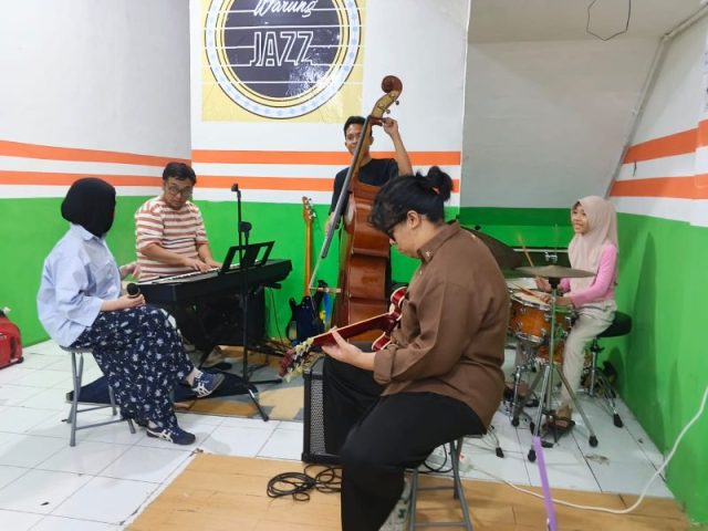 Warteg Kharisma Bahari ‘Mas Don’, Ada Live Music Jazz-nya lho…