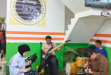 Warteg Kharisma Bahari ‘Mas Don’, Ada Live Music Jazz-nya lho…