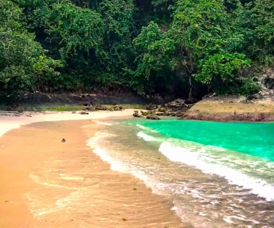 Sensasi Menikmati Keindahan Alam Teluk Hantu