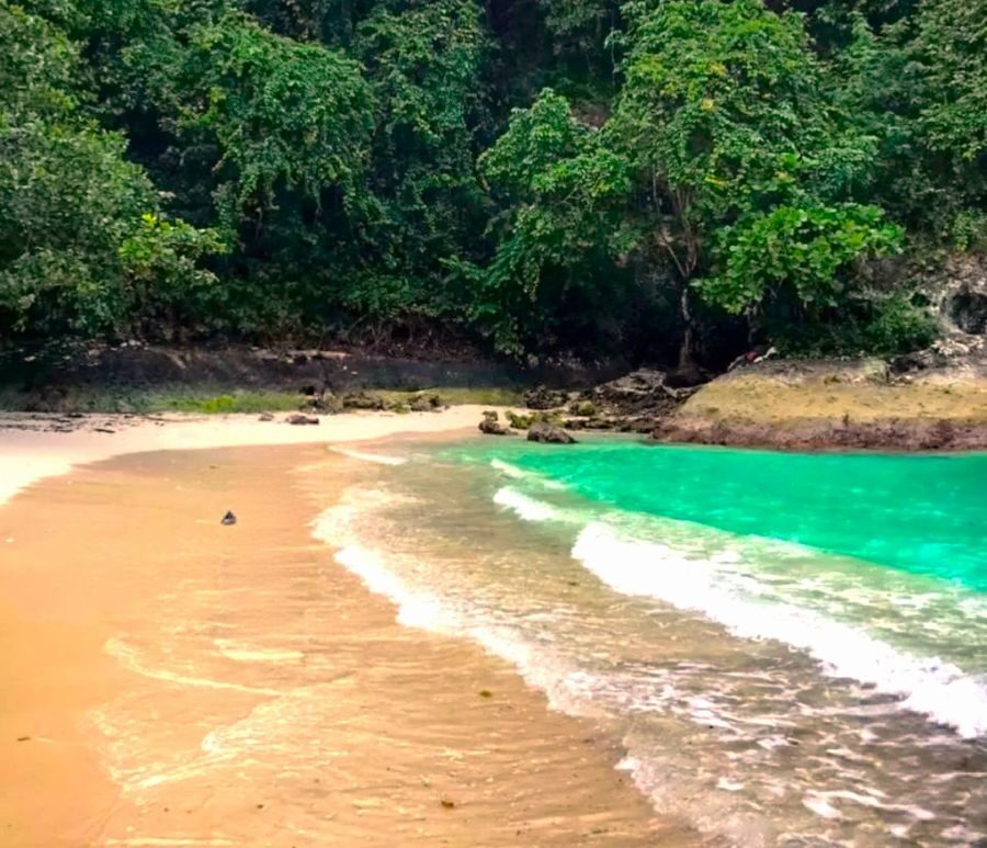 Sensasi Menikmati Keindahan Alam Teluk Hantu