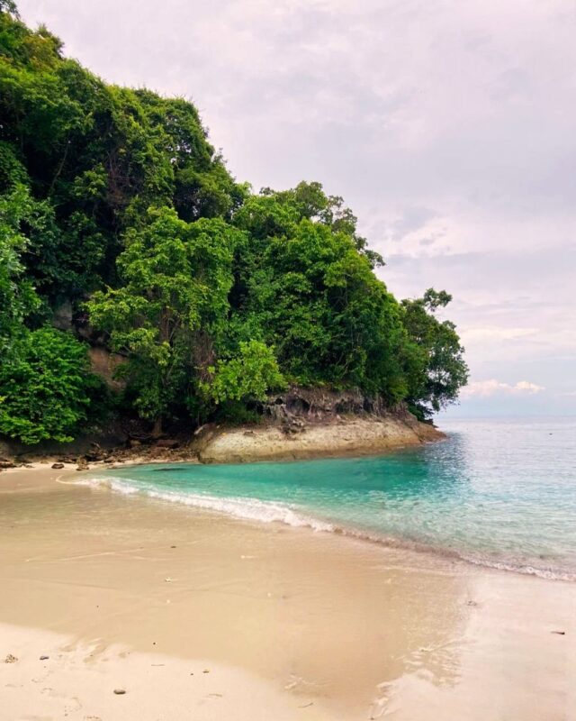Sensasi Menikmati Keindahan Alam Teluk Hantu