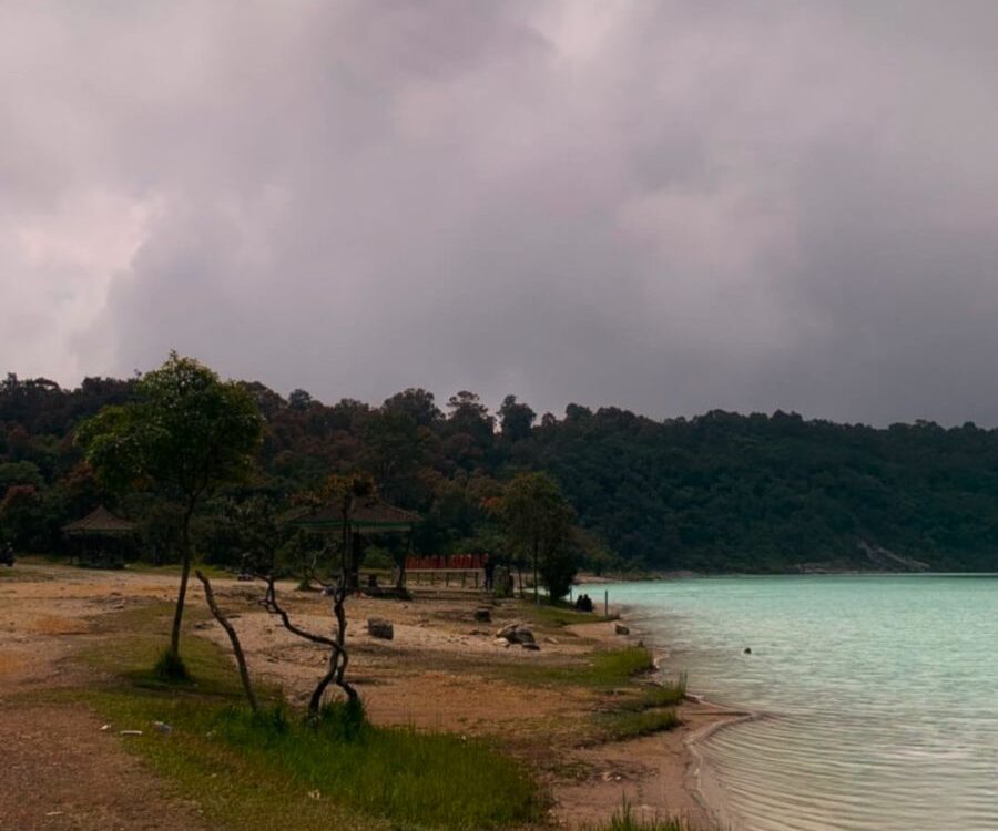 Terhipnotis dengan Keindahan Kawah Talaga Bodas