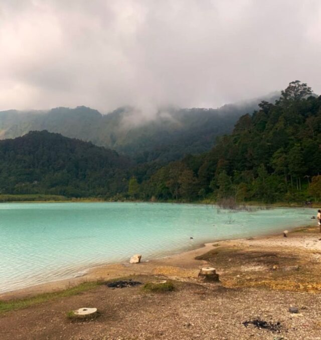 Terhipnotis dengan Keindahan Kawah Talaga Bodas