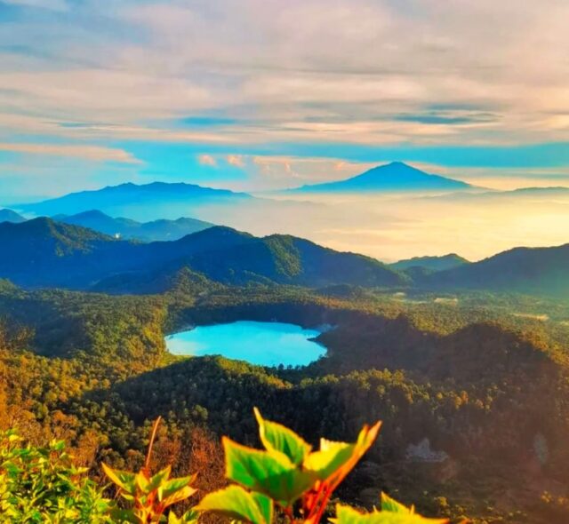 Terhipnotis dengan Keindahan Kawah Talaga Bodas