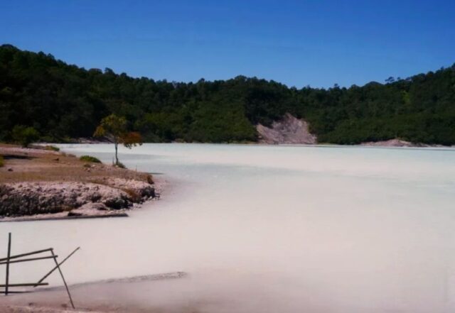 Terhipnotis dengan Keindahan Kawah Talaga Bodas
