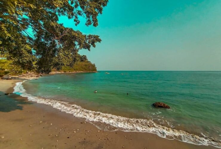 Sensasi Keajaiban Pantai Wartawan