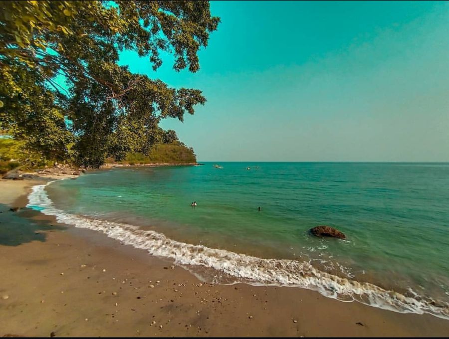 Sensasi Keajaiban Pantai Wartawan