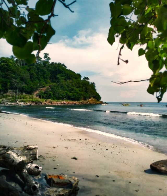 Sensasi Keajaiban Pantai Wartawan