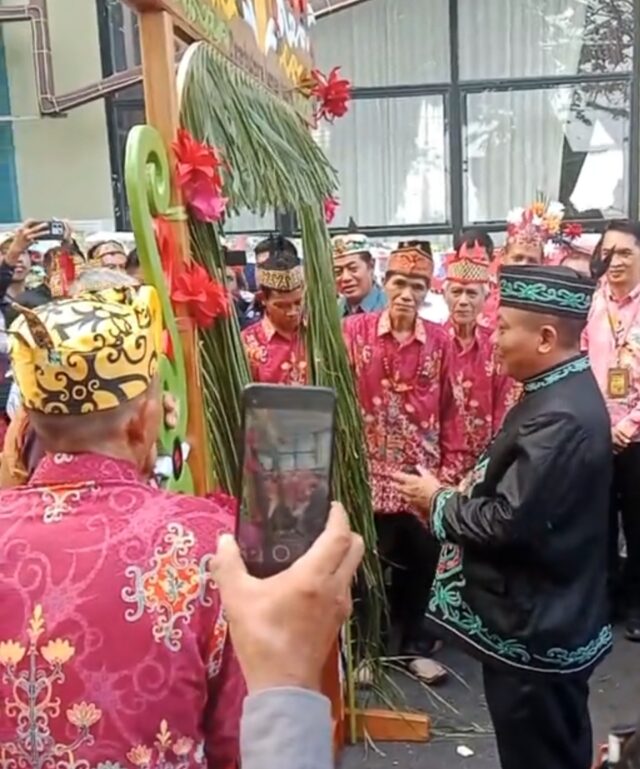 Mengenal Lebih Dekat Tetek Pantan, Tradisi Masyarakat Suku Dayak Dalam Menyambut Tamu