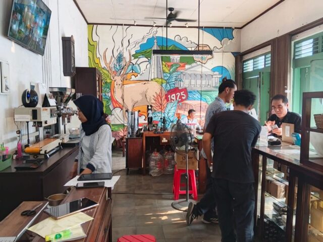 Menikmati Kopi Tulen Nusantara di Kedai Kopi Bah Sipit