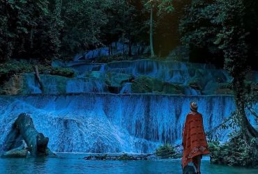 Cukup sering di Air Terjun Moramo dijumpai pasangan muda-mudi, pecinta "trekking", pemburu spot wisata instagramble, dan tak sedikit pula kalangan "emak-emak" yang membawa keluarganya berekreasi di objek wisata air bernuansa alam, malah ada kalanya, kepergok anak muda yang "hedon". Jangan heran, bila mereka terlihat menggelar tikar sambil asyik menikmati bekal santapan di tempat wisata ini.