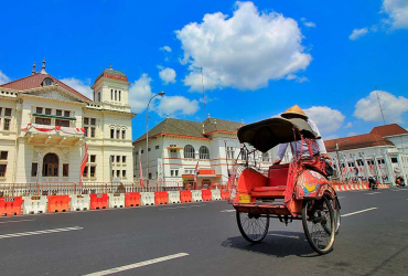 Pariwisata Indonesia, Becak Semarang, Mungkinkah kita bisa mengupayakan agar golongan ekonomi yang paling bawah juga dapat menikmati tetesan penghasilan kegiatan wisata, Kegiatan Pariwisata Indonesia sudah mulai menggeliat dan semoga akan terus meningkat, Mungkinkah kita mempunyai kendaraan untuk wisatawan yang sederhana yang dapat menghidupi saudara kita yang ekonominya paling lemah, Samsuridjal Djauzi Harapkan Pariwisata Indonesia agar Gemerincing Rupiahnya Menetes ke Bawah