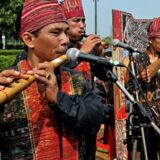 pariwisata lampung, 5 alat musik tiup batak, 5 alat musik tradisional sumatera utara, ole-ole, alat musik dari batang padi, sarune, Balobat, Baluat, alat musik tiup padang, alat musik tradisional minangkabau, tradisional sumatera barat, padang, minangkabau, saluang, sulliang, seruling padang, seruling minang, pariwisata indonesia, pariwisata nasional, pariwisata padang, pariwisata alat musik, media pvk, umi kalasum, alat musik tiup sumatera utara, alat musik tiup medan, alat musik batak